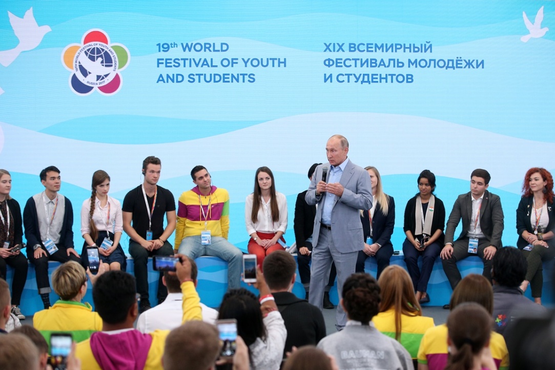 Президент РФ Владимир Путин во время презентации итогов работы научно-образовательной программы &quot;Индустрии будущего&quot; на сессии &quot;Молодежь 2030. Образ будущего&quot; в рамках XIX Всемирного фестиваля молодежи и студентов