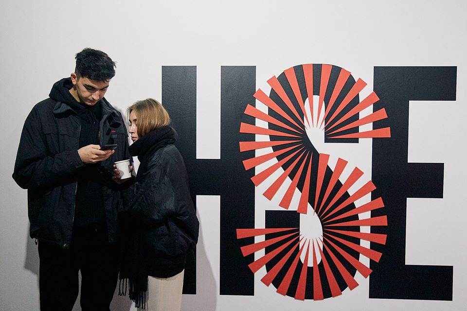 «Этот смех кончится слезами»: выставка российских художников открывается в HSE ART GALLERY